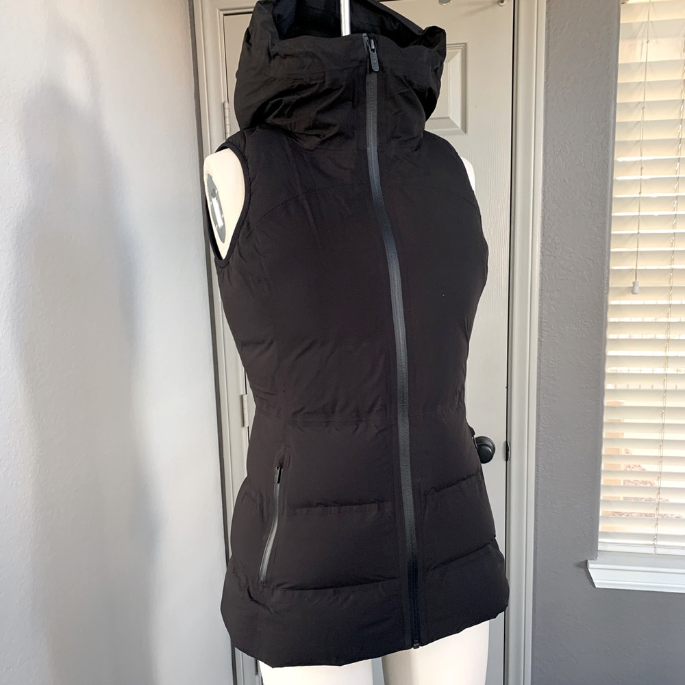 Lululemon Sleet Street Vest. Black. Sz 4
